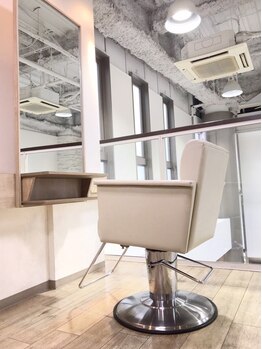 レーブ 浦和店(reve)の写真/【浦和駅1分】シンプルで落ち着いた空間◎広々とした店内でゆったりと過ごしていただけます…＊