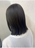 ライン感際立つサラ艶ミディアムボブ