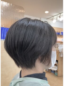 カットハウス はさみの部屋 ショートレイヤー/前下がり/ラベンダーグレージュ/流しバング