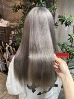 ヘアーアンドメイク ビス(HAIR&MAKE bis)&nbsp;肌が白く見えるシルバーグレー♪【唐木彩華】