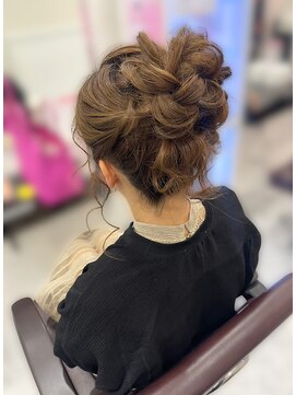 ベルグロー 北新地上通り店(BELLEGROW) 大阪梅田 小顔映え ふわふわ高めアップヘア