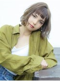 大人透明感ホワイトグレージュウェーブパーマふわミディアムヘア