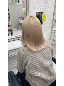 アヴニール アックス(Avenir axe) 切りっぱなしボブ/外はねボブ/ホワイトベージュ