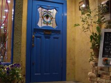 この青い扉が目印。手作り感のあふれるあったかいサロンです。