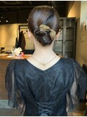 コンパクトなシニヨンスタイル
