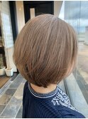 白髪を味方にするミルクティーボブ