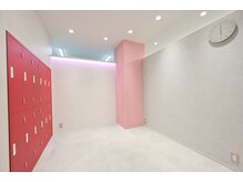 ご来店ありがとうございます♪お持ち物はこちらのロッカーへ♪スタッフがすぐにご案内いたします♪川越学割