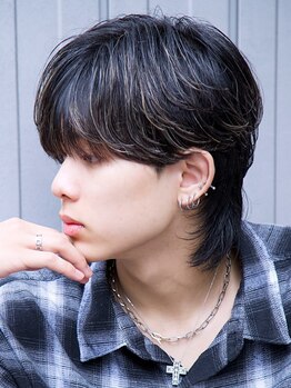 モットコウ 本町(Mot-Co)の写真/横顔の切れ味、後頭部の丸み、サイドの締まり。動けば空気が揺れ、止まれば影が色気を宿すデザイン。