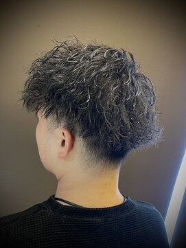 ヒロギンザ 六本木店(HIRO GINZA) ツイストスパイラルパーマ　センターパート　刈り上げ