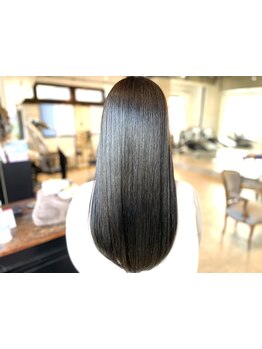 髪を芯から補修するTRUNKの［髪質改善ストレート］しっとり柔らかく、自然な仕上がりに。