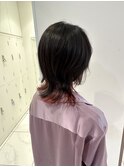 ピンクベージュのインナー×ウルフカット