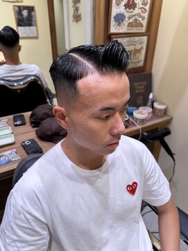 フォーコーナーズ(Four Corners) サイドパート/バーバー/フェード