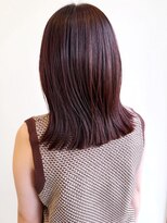 アヴァンセ サニー美容室&nbsp;外ハネ 暖色カラー ワインレッド 艶髪 切りっぱなしミディ 20代