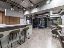 スタイル スマート サロン(STYLE smart salon)の雰囲気（コンクリート調の店内で落ち着きある空間は24時間換気システム有）