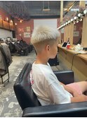 刈り上げスパイキーショートホワイトベージュケアブリーチカラー