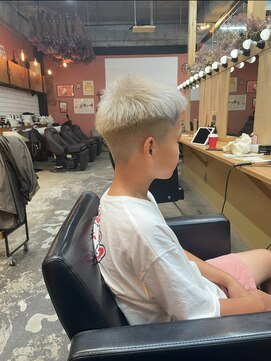 チャプター 問屋町(chapter) 刈り上げスパイキーショートホワイトベージュケアブリーチカラー