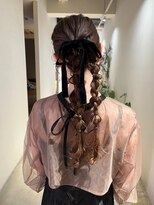 セブンベルベット(7 Velvet)&nbsp;ツイン編みおろしポニーヘアアレンジ/KAORISHINJYO