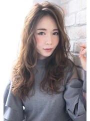 こなれ感のある大人フェミニンなロングヘアスタイル