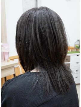 猫と三日月 飾りすぎないナチュラルウルフカット