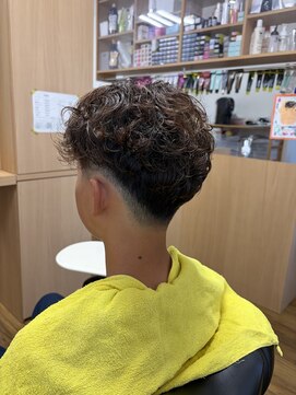 髪屋ヨッチ(yocchi) 強めツイストスパイラル×フェードマッシュ
