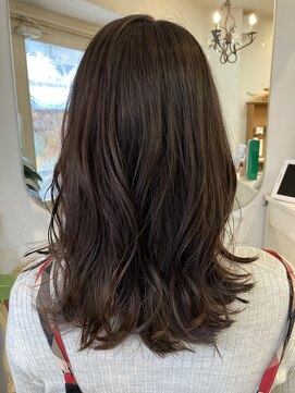 アミュレ(Amule) 艶髪ダークブラウンひし形セミロングレイヤー上品ミックス巻き