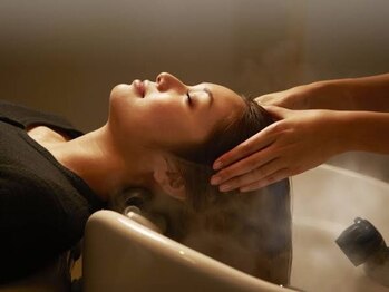 シュシュ(CHOU CHOU)の写真/お客様の髪、頭皮に合わせて薬剤を使用したオーダーメイドヘッドスパ*個室風のリラックスした空間で施術♪