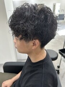 ヒュイル バイ ニアウ(Hwyl by Niau) メンズマッシュセンターパートスパイラルパーマニュアンスパーマ