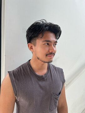 ワースホワイル(WORTH WHILE) 刈り上げセンターパートサーフカールフェザーパーママレットヘア