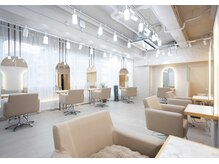 エレノア 渋谷公園通り店(Eleanor)の雰囲気（自然光たっぷり♪可愛さのある上質空間【渋谷/渋谷駅/髪質改善】）