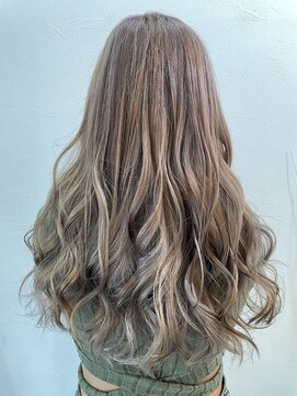 ラビス クローバー(Lovis clover) 顔型別ヘアスタイル特集　エアリーロング　美髪のススメ