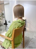 バッサリハイトーンベージュミニボブ