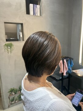 ニマルニーニー バイ ヤスオカ(2022 BY YASUOKA) ５０代　ショート　艶カラー