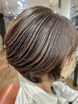 ナイーヴ NAIVE 白髪ぼかしハイライトを入れた立体感のあるボブ