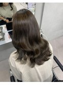 オリーブグレージュ 韓国風巻き髪スタイル