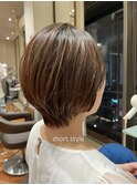 くびれのある、大人ショートヘア。