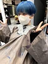 ドゥ 本店(DOUX) ダブルカラー　個性派ブルー　刈り上げマッシュショート女子