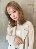 シルキーベージュ×ミディアムヘア