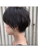 ミニマムに決めるマッシュショートスタイル