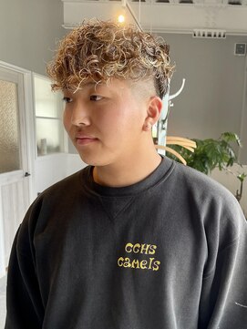 西本整髪 スペインカール　ハイライト　フェード