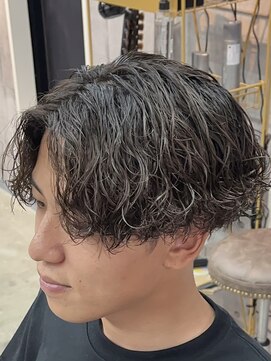 メイン(MENIN) 刈り上げセンターパート波巻きスパイラルスーツ[相模大野/町田]