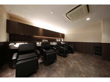 アッシュ 町田駅前通り店(Ash)の雰囲気（シャンプーブースは別室で、落ち着いてリラックスできる空間です）