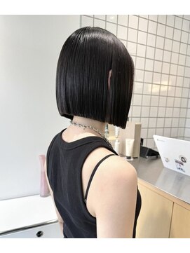 ホロ(hollo) 切りっぱなし_タッセルボブ_ミニボブ_黒髪ボブ