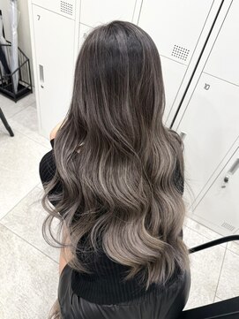 ジゼル(gisele) グレージュグラデーション×ロングウェーブ