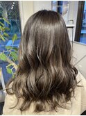 大人女子。オリーブベージュ