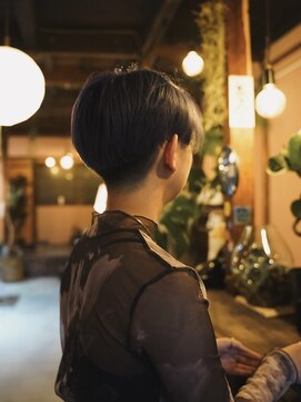 床の間 透けカラー刈り上げショート