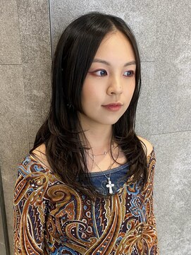 ピークアブー 原宿ハラカド(PEEK-A-BOO) センターパート姫カット黒髪ミディアムハッシュレイヤーウルフ