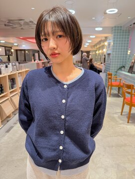 ウクク(UCUCU) オリーブカラーのショートボブ