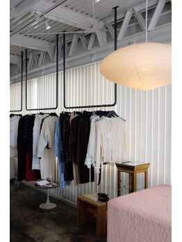 イエス(YES)の写真/ストーリーがあり、本物である洋服をセレクト