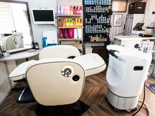 施術のイスがリクライニングしシャンプーします！