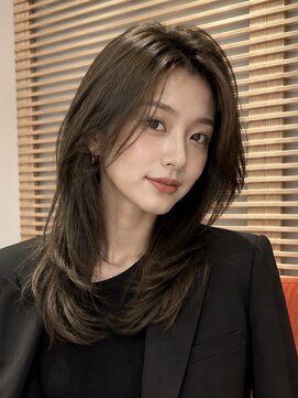 オアシスアヴェダ ザ・ペニンシュラ東京(OASIS AVEDA) セミロング・大人レイヤー・オリーブグレージュ・日比谷30代